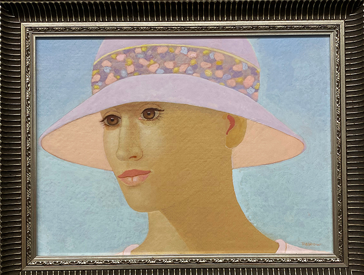 Junge Frau mit hellem Hut