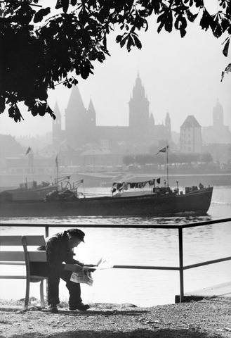 Robert Häusser: Mainz, Zeitungslektüre vor der Silhouette des Domes, 1963