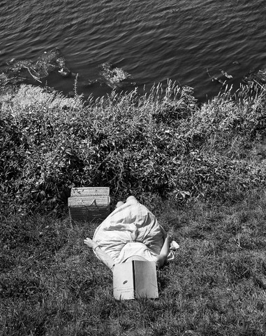 Robert Häusser: Oberrhein, Lesepause am Ufer, 1963