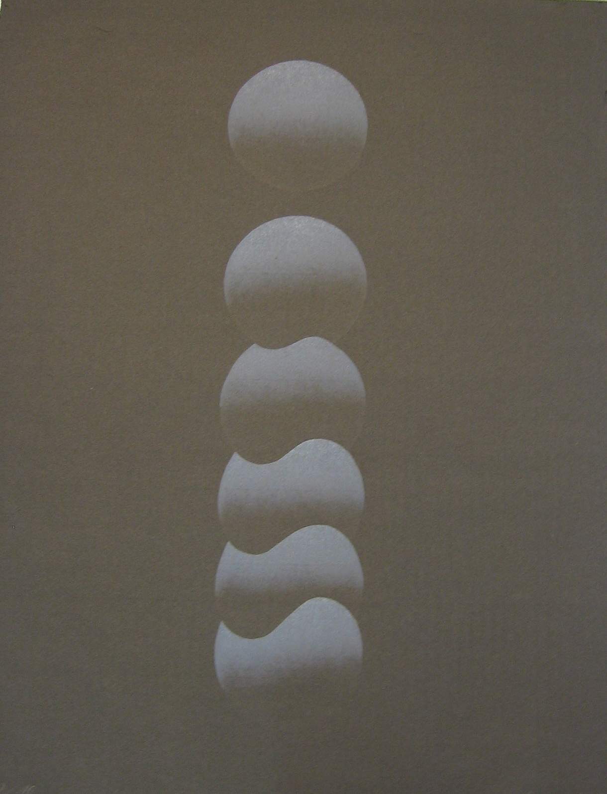 Kugelsäule auf Schwarz