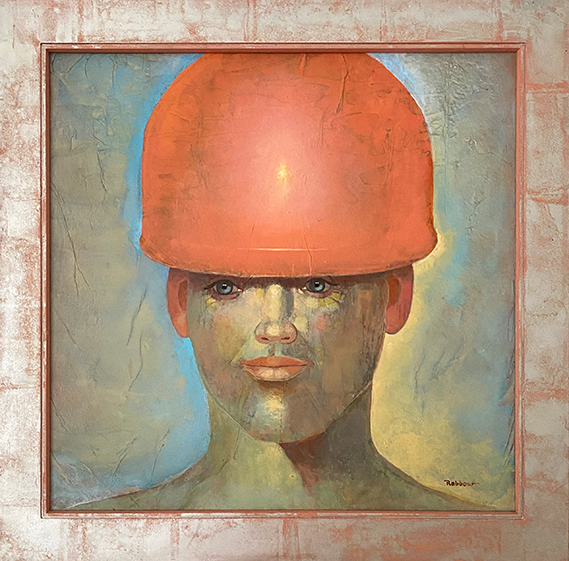 Junger Mann mit rotem Helm