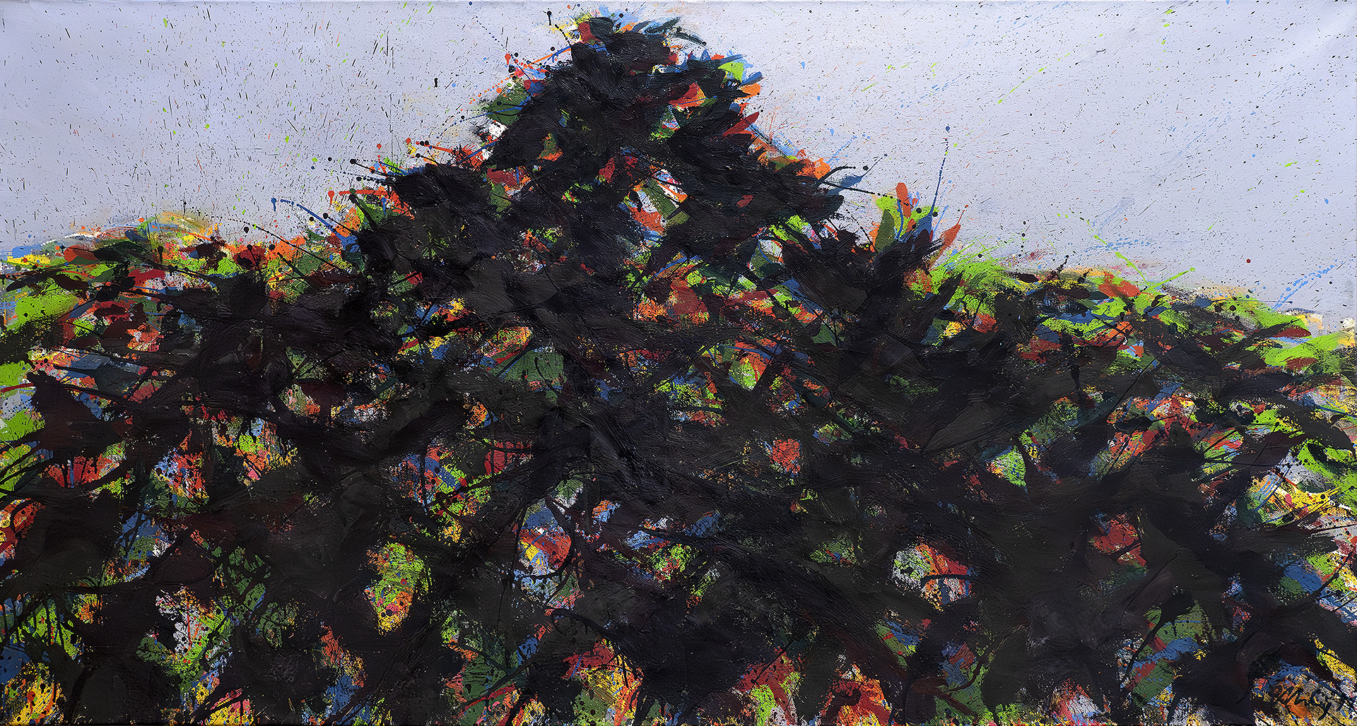 Spitzer Baum und Gebüsch in grünem Feld