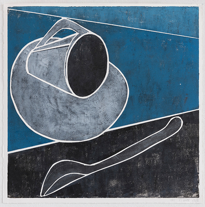 Martina Geist: Tasse, Löffel auf Blau I, 2023