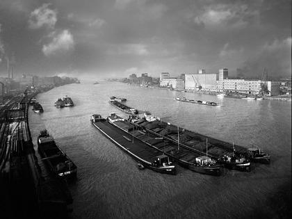 Robert Häusser: Mannheim, Reger Schiffsverkehr im Industriehafen, 1961