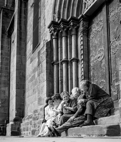 Robert Häusser: Schlettstadt/Elsass, Plausch auf den Stufen vor der Pfarrkirche St. Georges, 1961