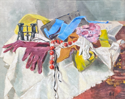 Ernst Hassebrauk: Bijouterie-Stillleben (violette Handschuhe, Opernglas und rote Halskette), o.J. (um 1935)
